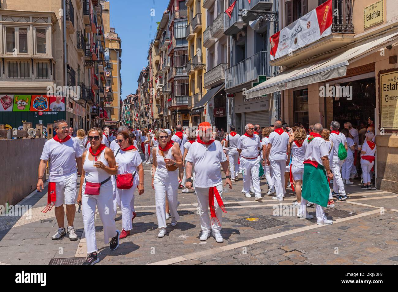 Pamplona, Spanien: 09. Juli 2023: Das San Fermin Festival wird in traditioneller weißer und roter kleidung mit roter Krawatte gefeiert, Pamplona, Navarra, Spanien. Stockfoto