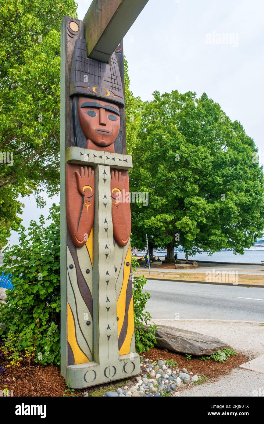 Drei Portale aus rotem Zedernholz sind im Stanley Park in Vancouver in der Nähe der First Nations Art and Totem Pole Collection am Brockton Point zu sehen. Ihre für Stockfoto