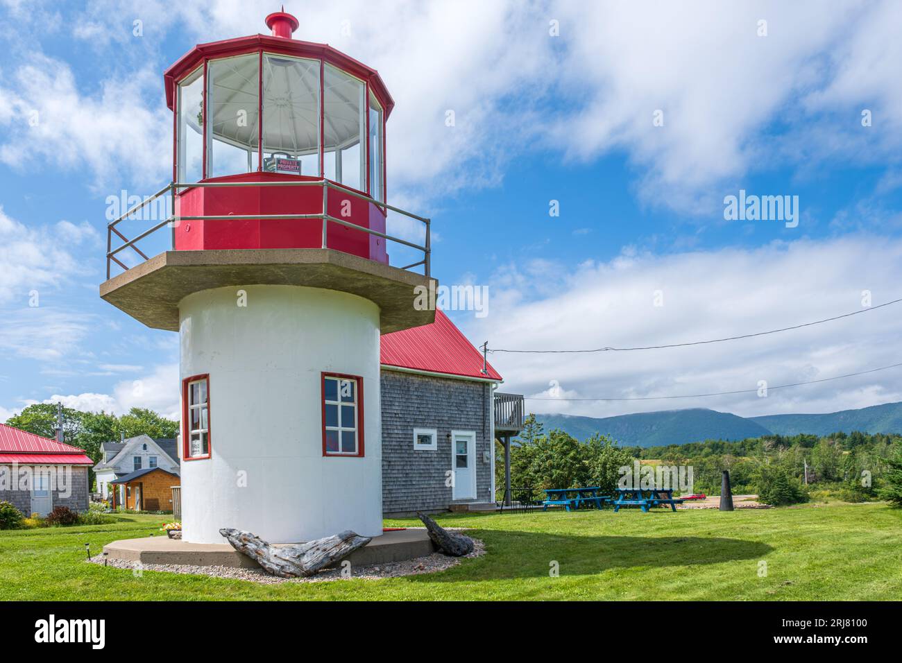 Das St Paul Island Lighthouse wurde ursprünglich auf St Paul Island 24 Kilometer vor der Nordspitze von Cape Breton Island gebaut. Im Jahr 2011 war es desaströs Stockfoto