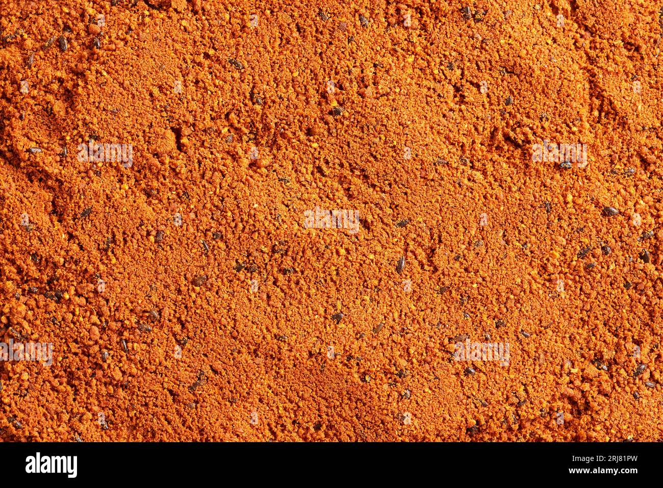Orangefarbener Hintergrund aus getrocknetem Sanddornpulver mit Samen, mit Kopierraum. Draufsicht. Stockfoto