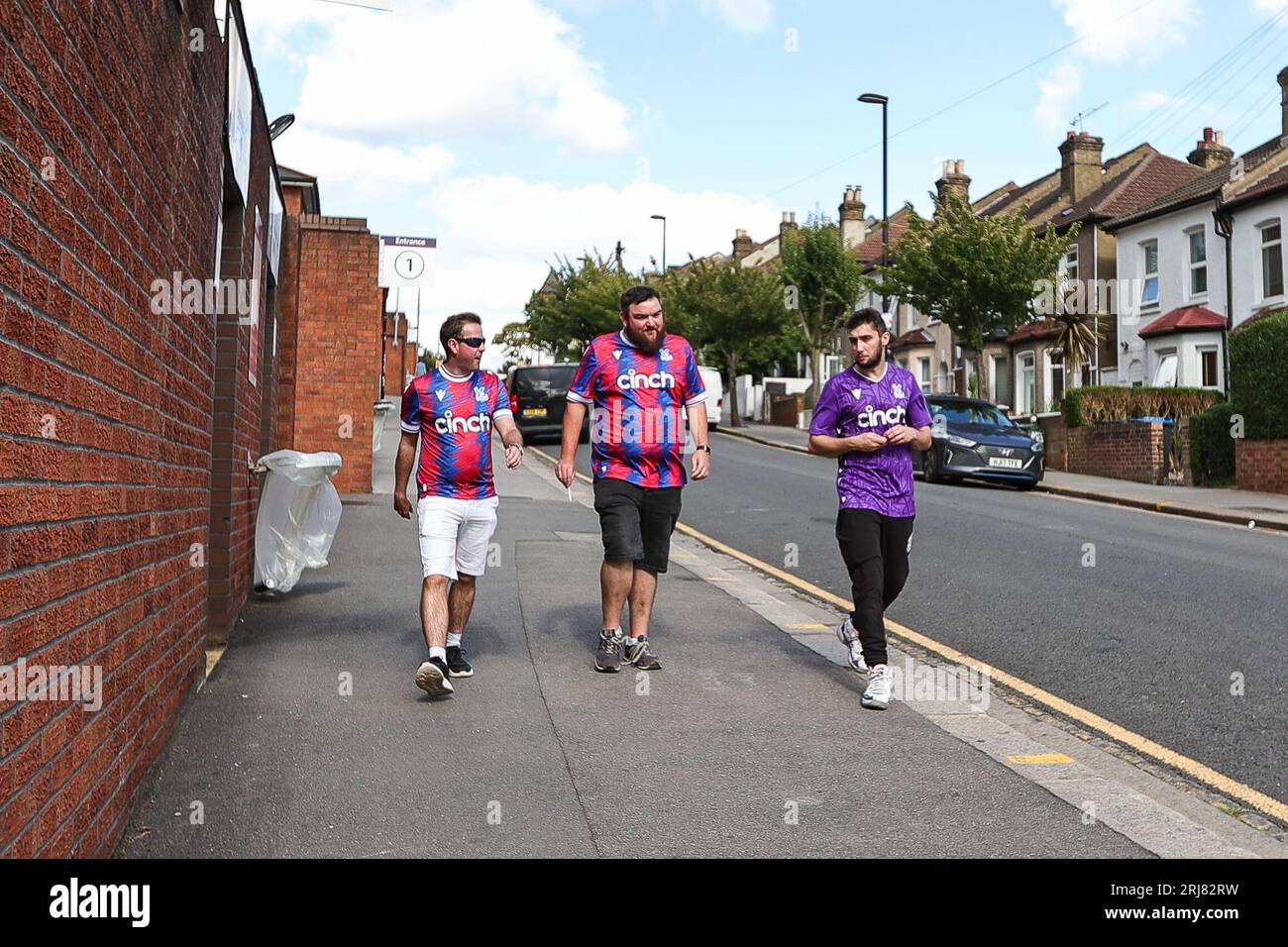 Crystal Palace-Fans kommen vor dem Premier League-Spiel Crystal Palace vs Arsenal im Selhurst Park, London, Großbritannien, am 21. August 2023 an (Foto: Mark Cosgrove/News Images) Stockfoto