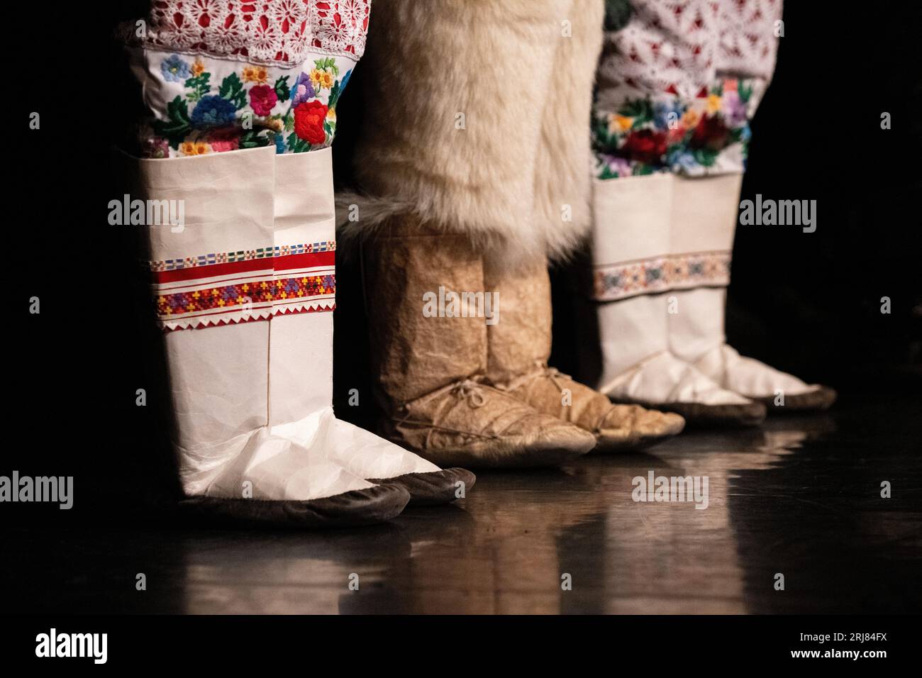 Grönland, Nordwestgrönland, Baffin Bay. Traditionelle grönländische Kleidung, Stiefeldetails aus Robbenleder und Hosen aus Eisbärenfell. Stockfoto