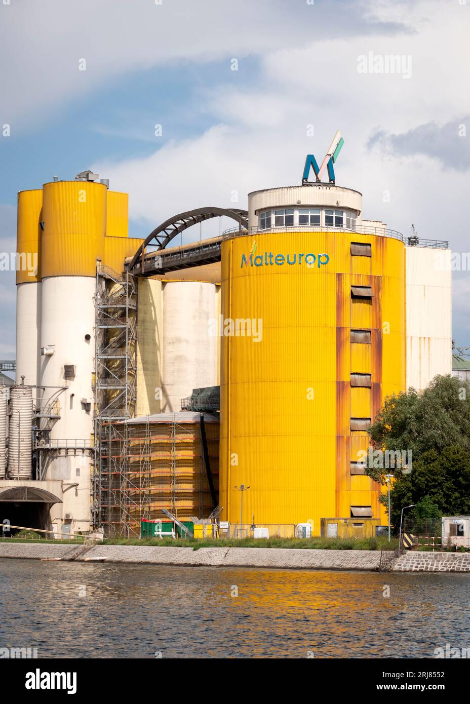 Das Gebäude MaltEurop Polska am Ufer des Flusses Martwa Wisla in Danzig Hafen, Polen, Europa, EU Stockfoto