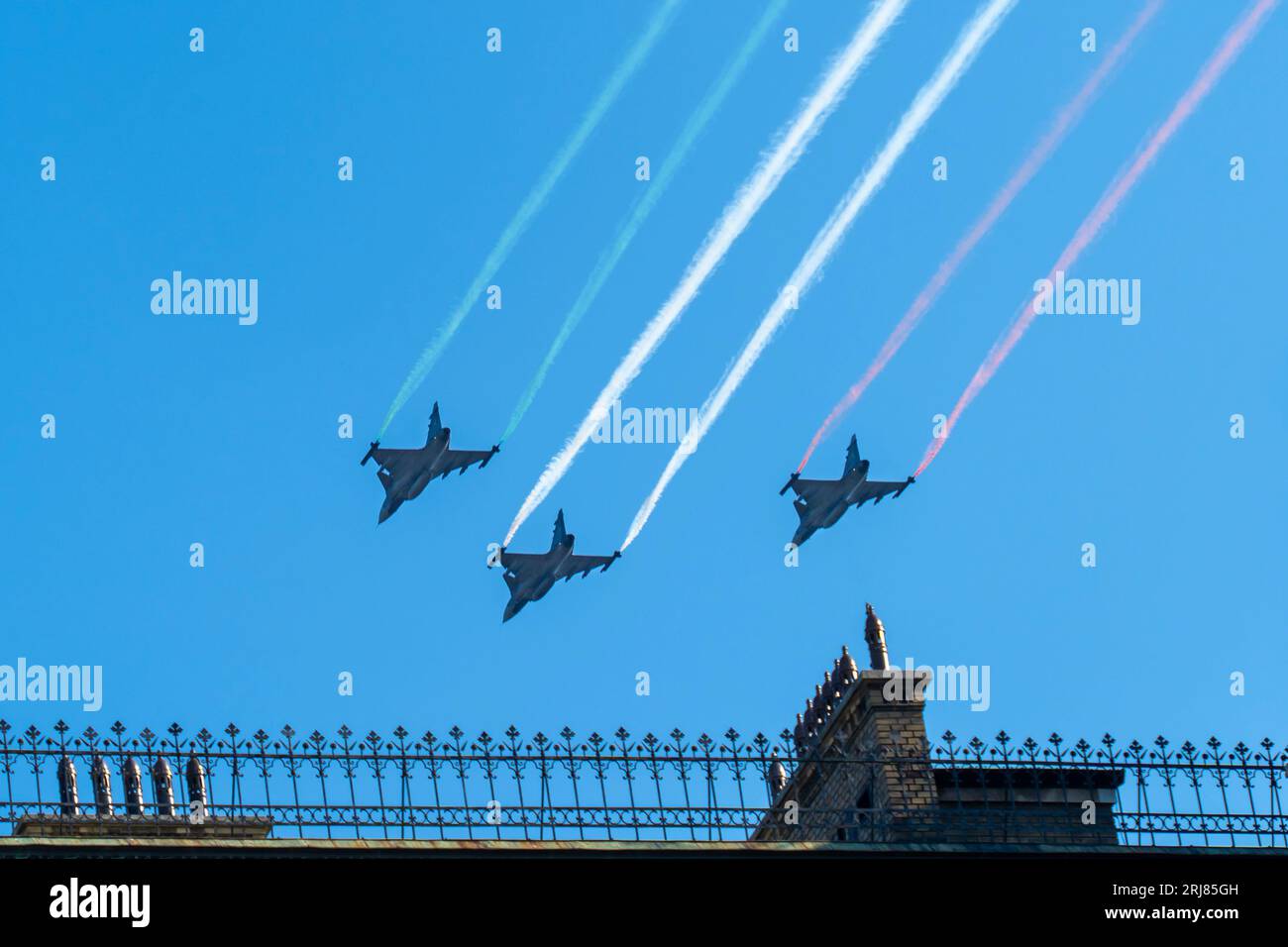 Ein Trio von Gripen-Kampfflugzeugen der ungarischen Luftwaffe zieht am 20. August ungarische Nationalfarben hinter sich her. Stockfoto