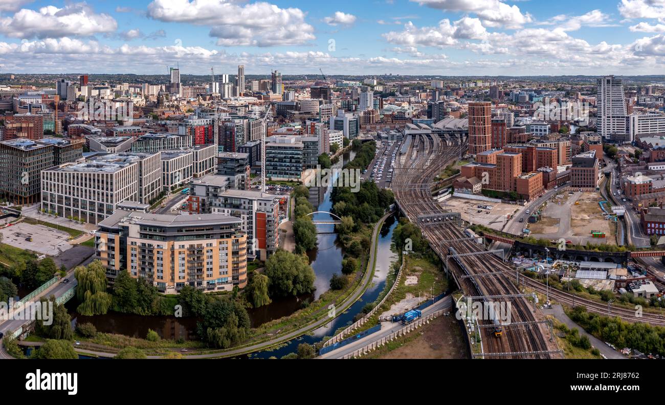 LEEDS, GROSSBRITANNIEN – 15. AUGUST 2023. Ein Panoramablick auf die Skyline von Leeds mit Bahnhof und Granary Wharf-Viertel der Stadt Yorkshire Stockfoto