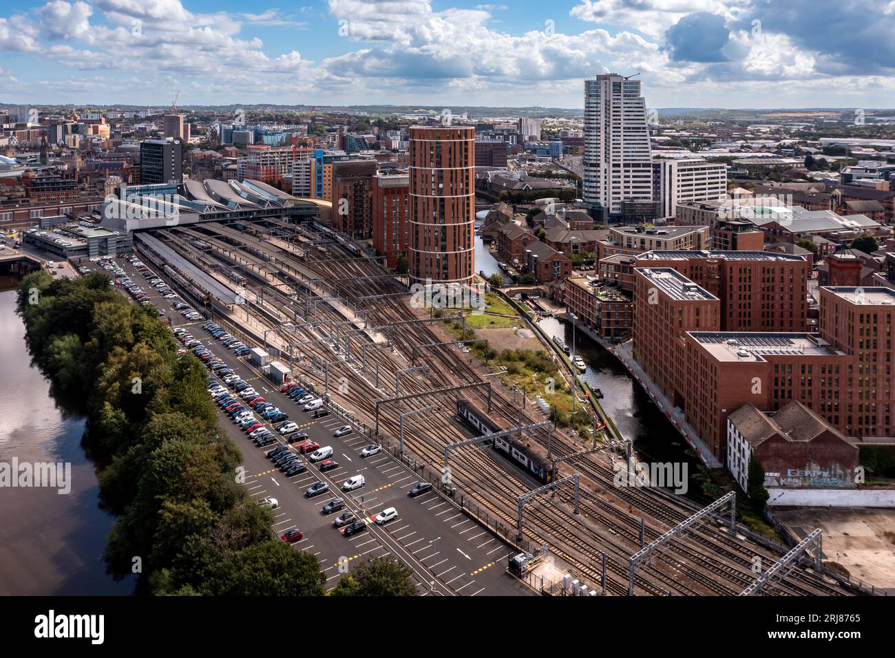 LEEDS, GROSSBRITANNIEN – 15. AUGUST 2023. Ein Panoramablick auf die Skyline von Leeds mit dem Südeingang zum Bahnhof und Granary Wh Stockfoto