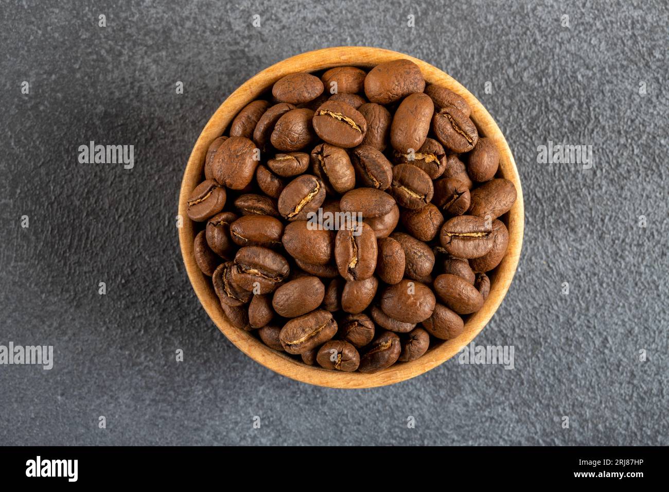 Eine Schüssel voller gerösteter Kaffeebohnen, Blick von oben Stockfoto