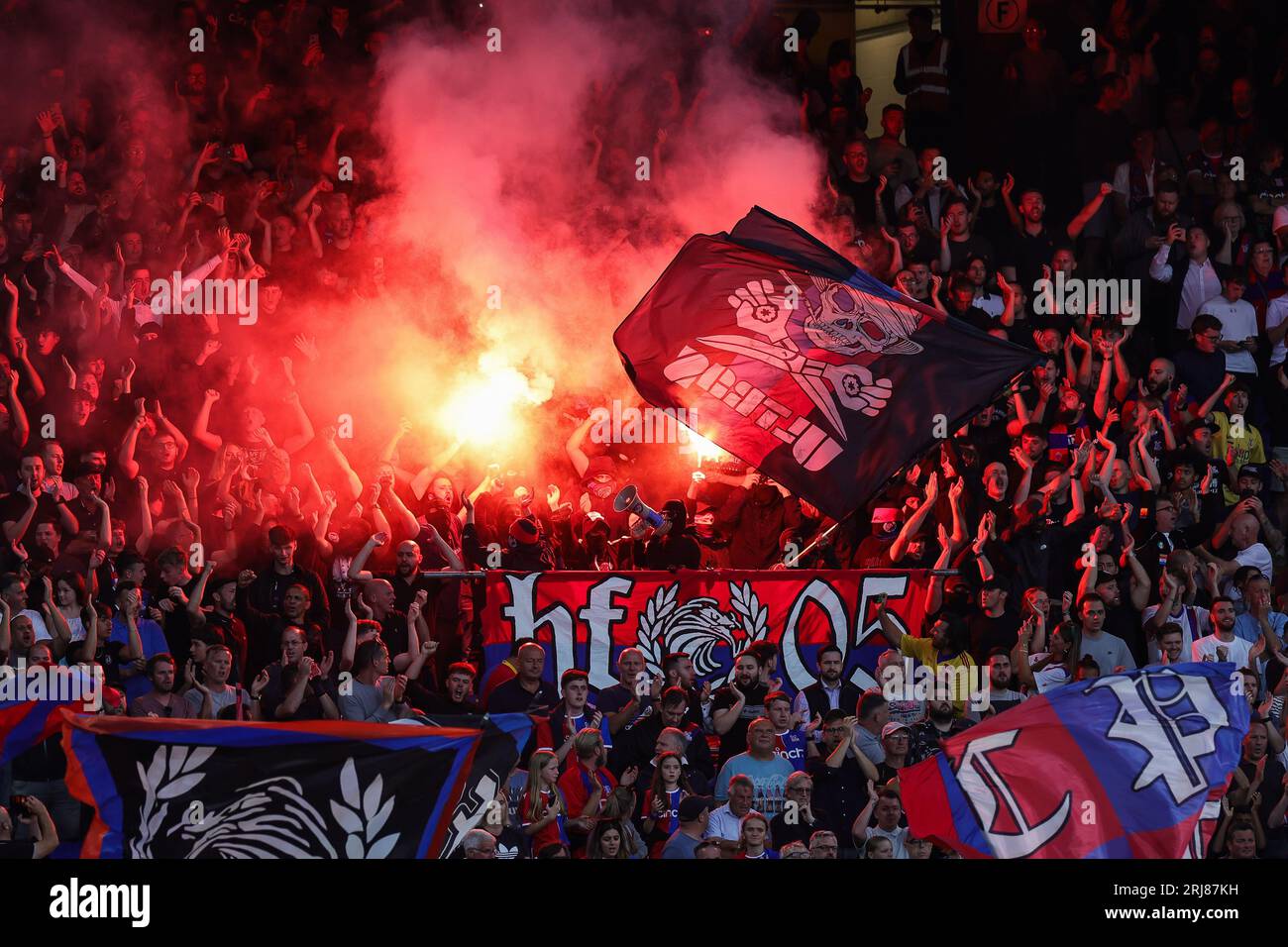 Crystal Palace-Fans lassen sich während des Premier League-Spiels Crystal Palace vs Arsenal im Selhurst Park, London, Großbritannien, am 21. August 2023 in den Stand versetzen (Foto: Mark Cosgrove/News Images) Stockfoto