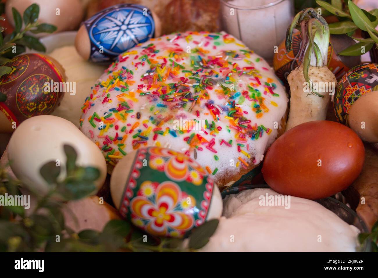 Wunderschön dekorierter Korb für die Osterferien auf Ukrainisch Stockfoto