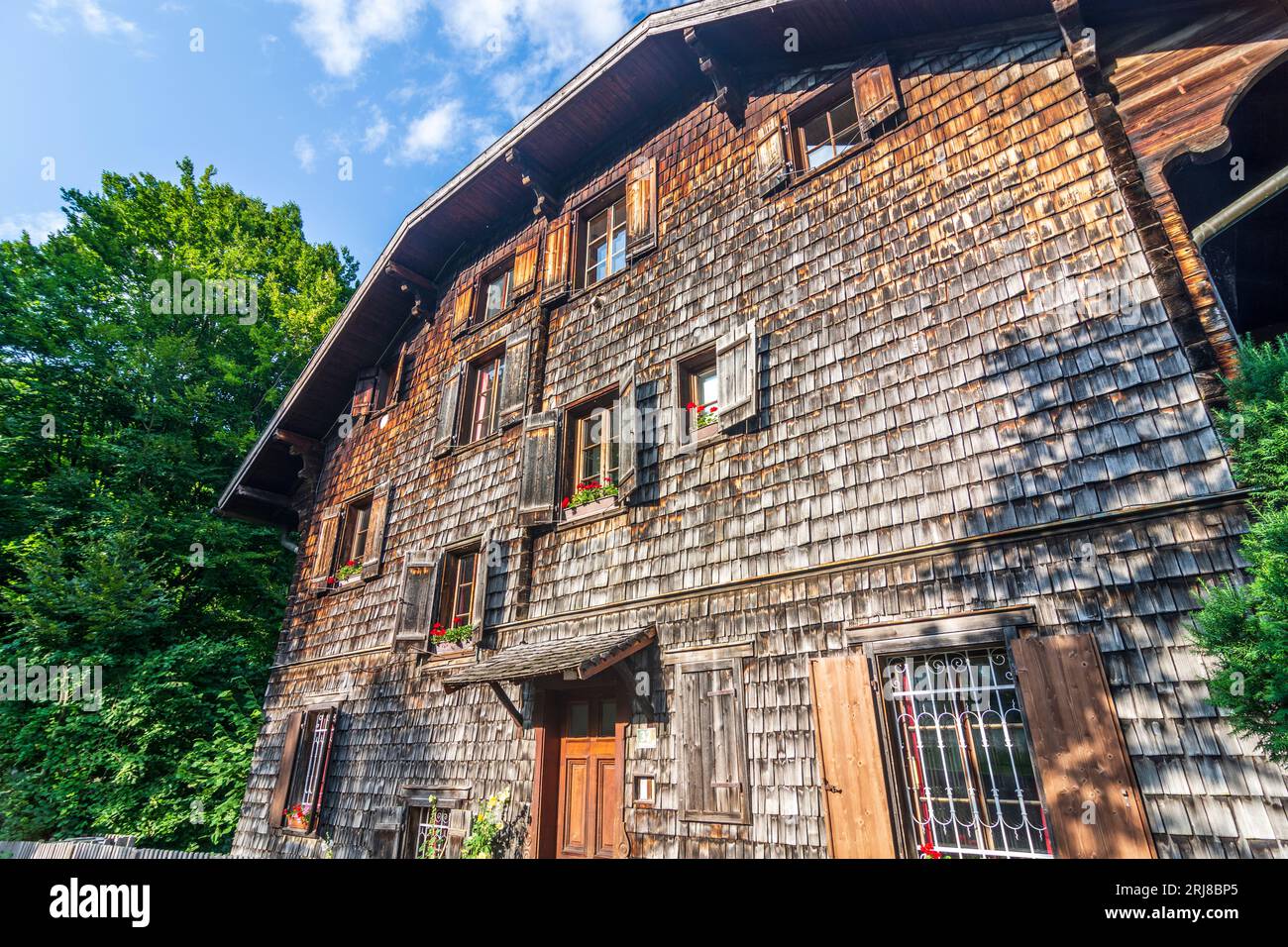 Sankt Gilgen: Antikes Haus mit Holzschindelfassade im Salzkammergut, Salzburg, Österreich Stockfoto
