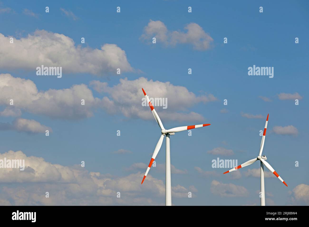 Windkraftwerk, Wolken, Südergellersen, Niedersachsen, Deutschland Stockfoto