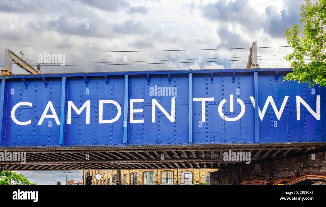 Camden Town Welcome Bridge, berühmtes Viertel mit Geschäften für alternative Kultur Stockfoto