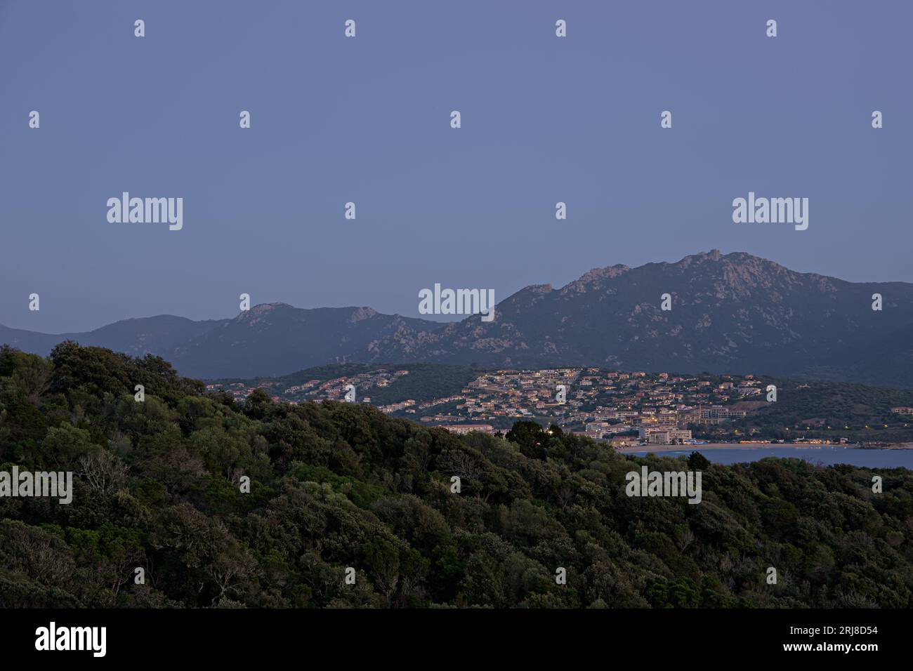 Propriano ist eine sehr schöne mediterrane Stadt auf der französischen Insel cosicica. Stadt- und Strandleben sind nachts und tagsüber nahe beieinander. Stockfoto