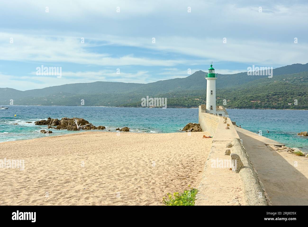 Propriano ist eine sehr schöne mediterrane Stadt auf der französischen Insel cosicica. Stadt- und Strandleben sind nachts und tagsüber nahe beieinander. Stockfoto