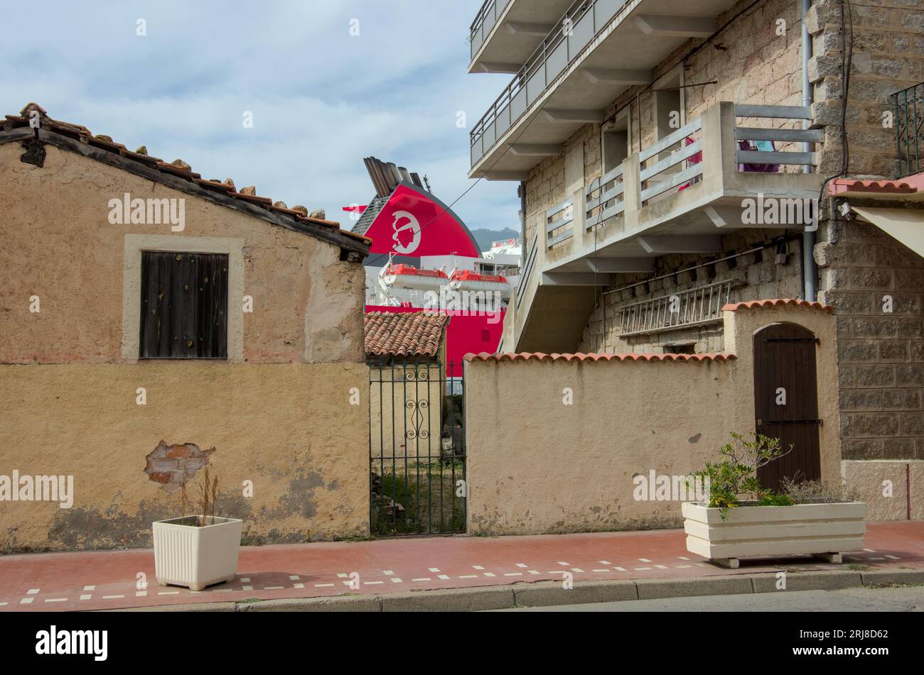 Propriano ist eine sehr schöne mediterrane Stadt auf der französischen Insel cosicica. Stadt- und Strandleben sind nachts und tagsüber nahe beieinander. Stockfoto