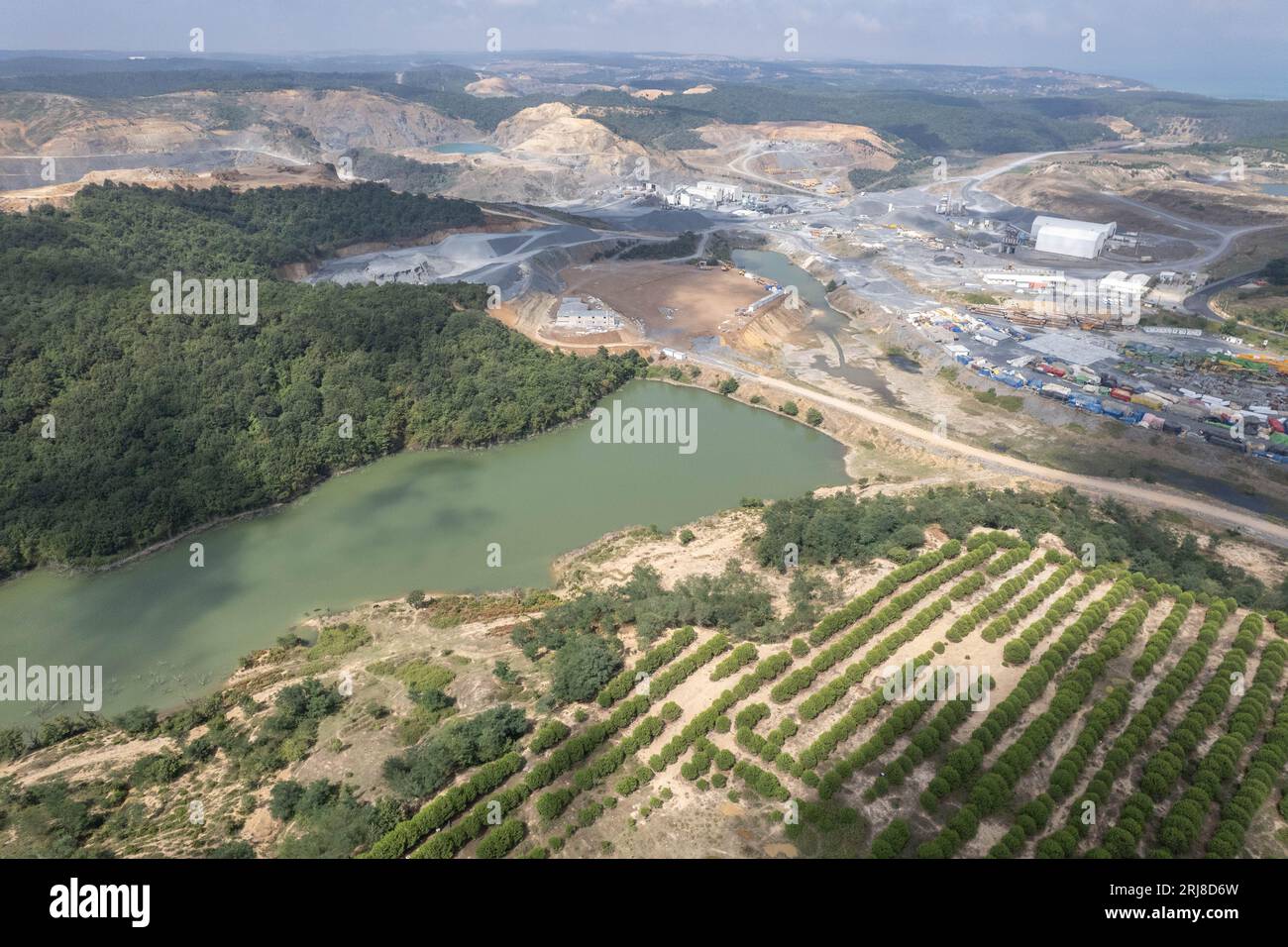 21. August 2023: Istanbul, Türkei am 21. August 2023: Die Bergbauaktivitäten, die seit 1970 durchgeführt werden, werden im Dorf Ciftalan, das sich im Stadtteil Eyup in Istanbul befindet, innerhalb der Grenzen der nördlichen Wälder fortgesetzt. Nördliche Wälder, eine interkontinentale Waldgürtelbrücke; es ist ein Waldökosystem, das sich in einem Waldkorridor befindet, der sowohl für die Türkei als auch für die Welt von entscheidender Bedeutung ist, mit einer Ähnlichkeit von Flora und Fauna und einer Größe von über 1 Million 500 Tausend Hektar. (Bild: © Tolga Ildun/ZUMA Press Wire) NUR REDAKTIONELLE VERWENDUNG! Nicht für kommerzielle ZWECKE! Stockfoto