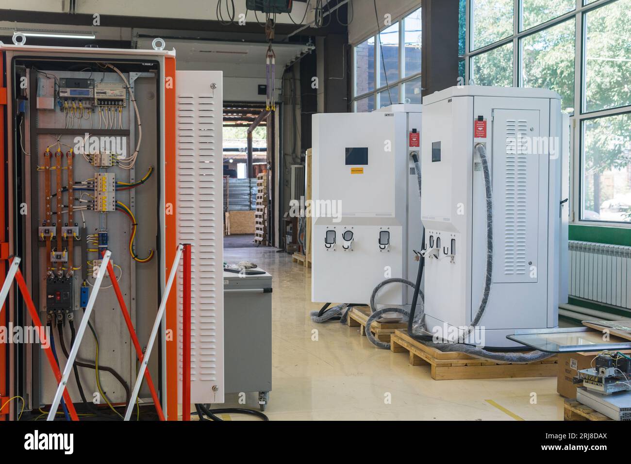 Perm, Russland - 29. Juni 2023: Workshop für die Montage von Ladestationen für Elektrofahrzeuge Stockfoto