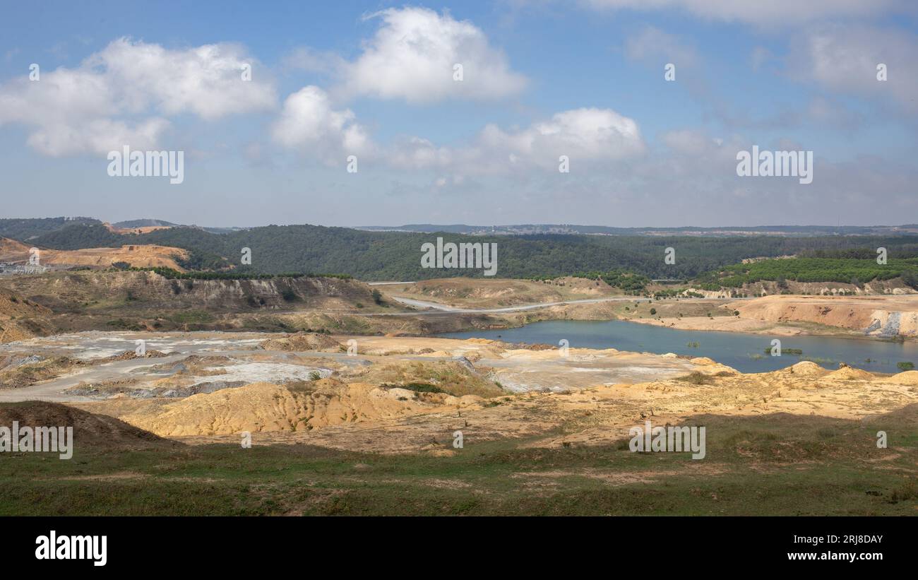 21. August 2023: Istanbul, Türkei am 21. August 2023: Die Bergbauaktivitäten, die seit 1970 durchgeführt werden, werden im Dorf Ciftalan, das sich im Stadtteil Eyup in Istanbul befindet, innerhalb der Grenzen der nördlichen Wälder fortgesetzt. Nördliche Wälder, eine interkontinentale Waldgürtelbrücke; es ist ein Waldökosystem, das sich in einem Waldkorridor befindet, der sowohl für die Türkei als auch für die Welt von entscheidender Bedeutung ist, mit einer Ähnlichkeit von Flora und Fauna und einer Größe von über 1 Million 500 Tausend Hektar. (Bild: © Tolga Ildun/ZUMA Press Wire) NUR REDAKTIONELLE VERWENDUNG! Nicht für kommerzielle ZWECKE! Stockfoto