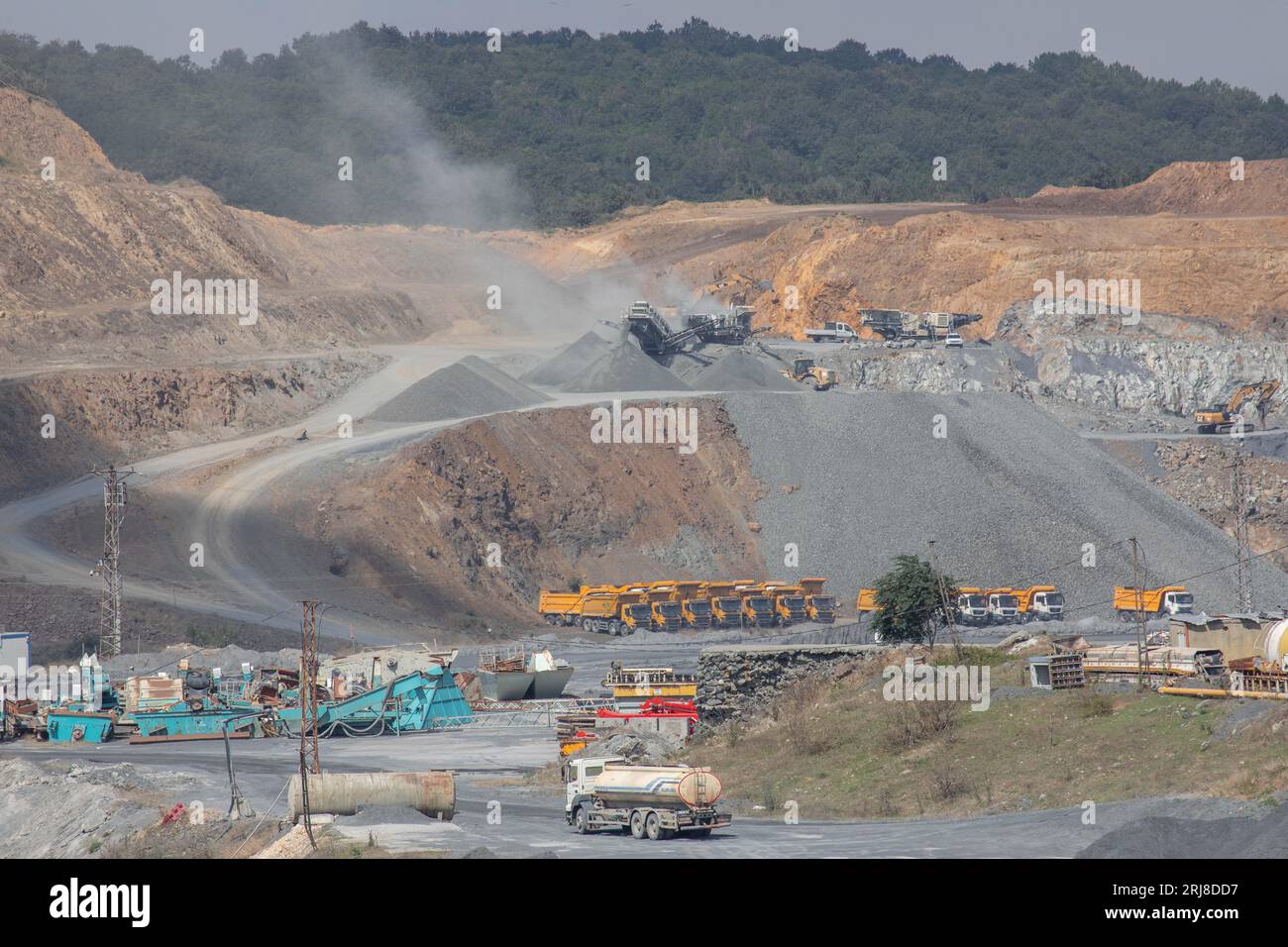 21. August 2023: Istanbul, Türkei am 21. August 2023: Die Bergbauaktivitäten, die seit 1970 durchgeführt werden, werden im Dorf Ciftalan, das sich im Stadtteil Eyup in Istanbul befindet, innerhalb der Grenzen der nördlichen Wälder fortgesetzt. Nördliche Wälder, eine interkontinentale Waldgürtelbrücke; es ist ein Waldökosystem, das sich in einem Waldkorridor befindet, der sowohl für die Türkei als auch für die Welt von entscheidender Bedeutung ist, mit einer Ähnlichkeit von Flora und Fauna und einer Größe von über 1 Million 500 Tausend Hektar. (Bild: © Tolga Ildun/ZUMA Press Wire) NUR REDAKTIONELLE VERWENDUNG! Nicht für kommerzielle ZWECKE! Stockfoto