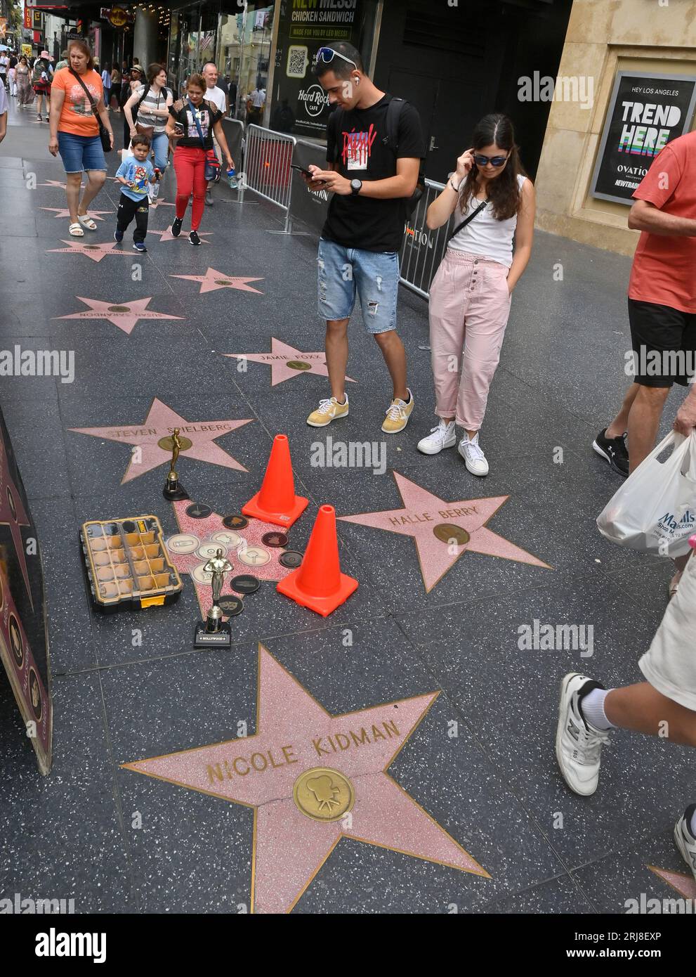 Los Angeles, Usa. August 2023. Am Montag, den 21. August 2023, machen Touristen Fotos auf dem Hollywood Walk of Fame in Los Angeles. Der Regen vom Tropischen Sturm Hilary schwächte sich heute ab, als das unruhige Wettersystem nach Norden zog, aber sporadische Regenfälle gingen weiter und Reinigungsarbeiten wurden durchgeführt, da Schlamm und Überschwemmungen einige Straßen und Autobahnen beeinträchtigten. Es gab keine Berichte über schwere Verletzungen oder Schäden aufgrund des Sturms, der die Region den ganzen Tag über wütend machte. Foto von Jim Ruymen/UPI Credit: UPI/Alamy Live News Stockfoto