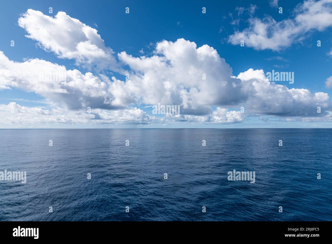 Wunderschöne Meereslandschaft mit Wolken und blauem Himmel über dem Meer. Stockfoto