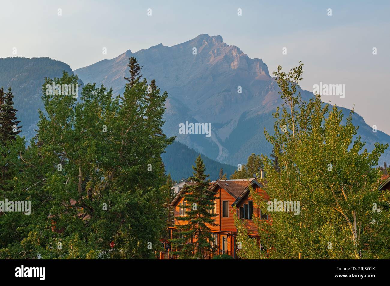 Sonnenaufgang in Banff mit traditioneller alpiner Holzarchitektur, Banff National Park, Alberta, Kanada. Stockfoto