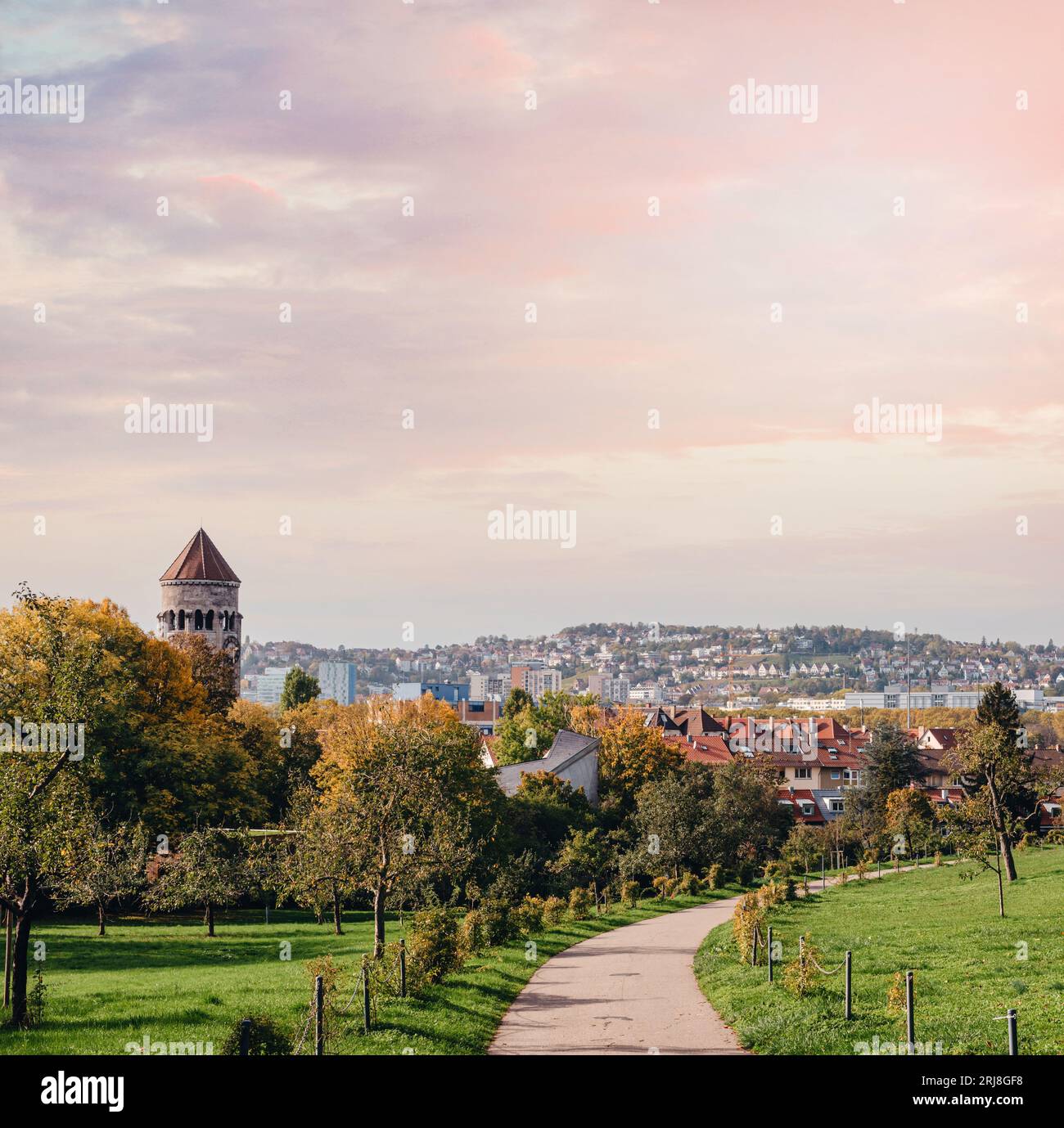 Deutschland, Stuttgart Panoramaaussicht. Schöne Häuser im Herbst, Himmel und Naturlandschaft. Weinberge in Stuttgart - buntes Weinanbaugebiet in den s Stockfoto