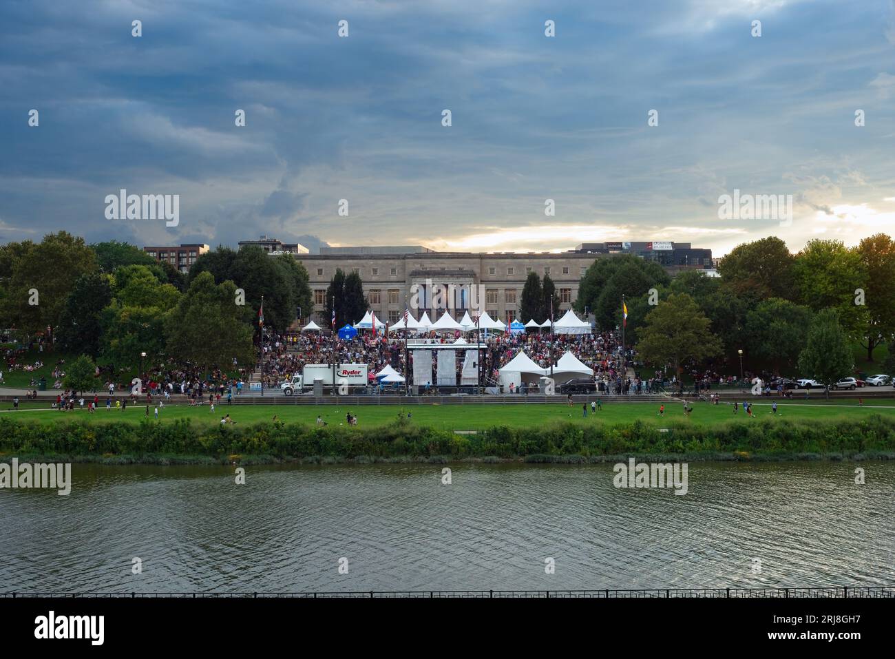 Columbus, OH, USA - 12. August 2023: Festival Latino, eine kostenlose Veranstaltung mit nationalen und internationalen Musikern, fand am 1. August im Genua Park statt Stockfoto