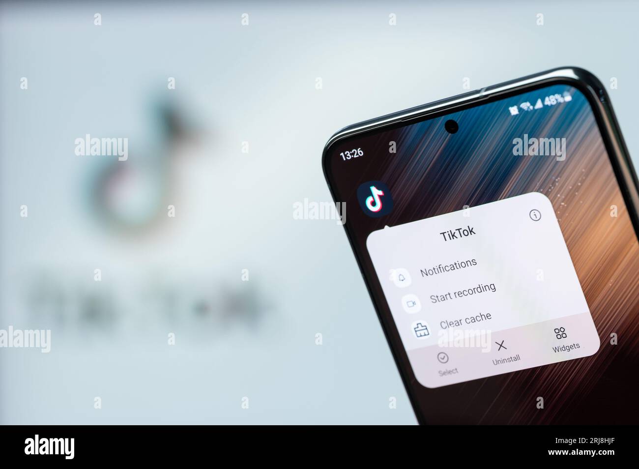 New York, USA - 20. August 2023: Optionen der TikTok-App auf Smartphone-Bildschirm Nahaufnahme mit verschwommenem Logo-Hintergrund Stockfoto