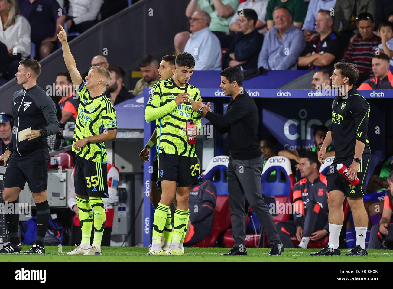 Mikel Arteta, Manager von Arsenal, erteilt Kai Havertz #29 von Arsenal während des Premier League Spiels Crystal Palace vs Arsenal im Selhurst Park, London, Vereinigtes Königreich, 21. August 2023 (Foto: Mark Cosgrove/News Images) Stockfoto