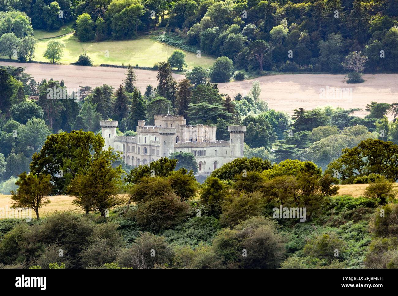 Historisches Wahrzeichen, eingebettet in ein Tal inmitten wunderschöner üppiger, grüner Laubbäume im Sommer, Wiesen und Weiden, in einer ländlichen Landschaft, typisch für den Westen von eng Stockfoto