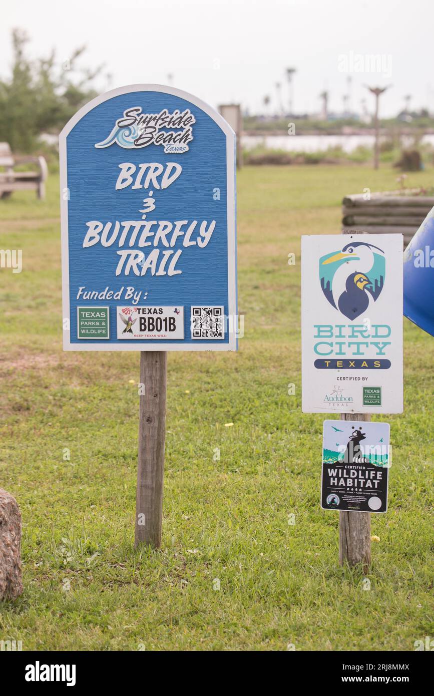 Schilder für den Schmetterlings- und Vogelwanderweg und die Vogelstadt surfside, texas, usa Stockfoto