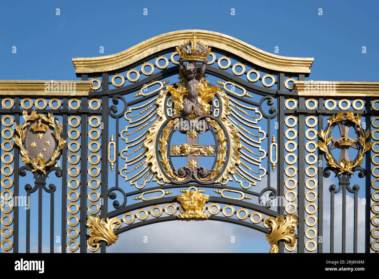 Emblem Gates Buckingham Palace London Stockfoto