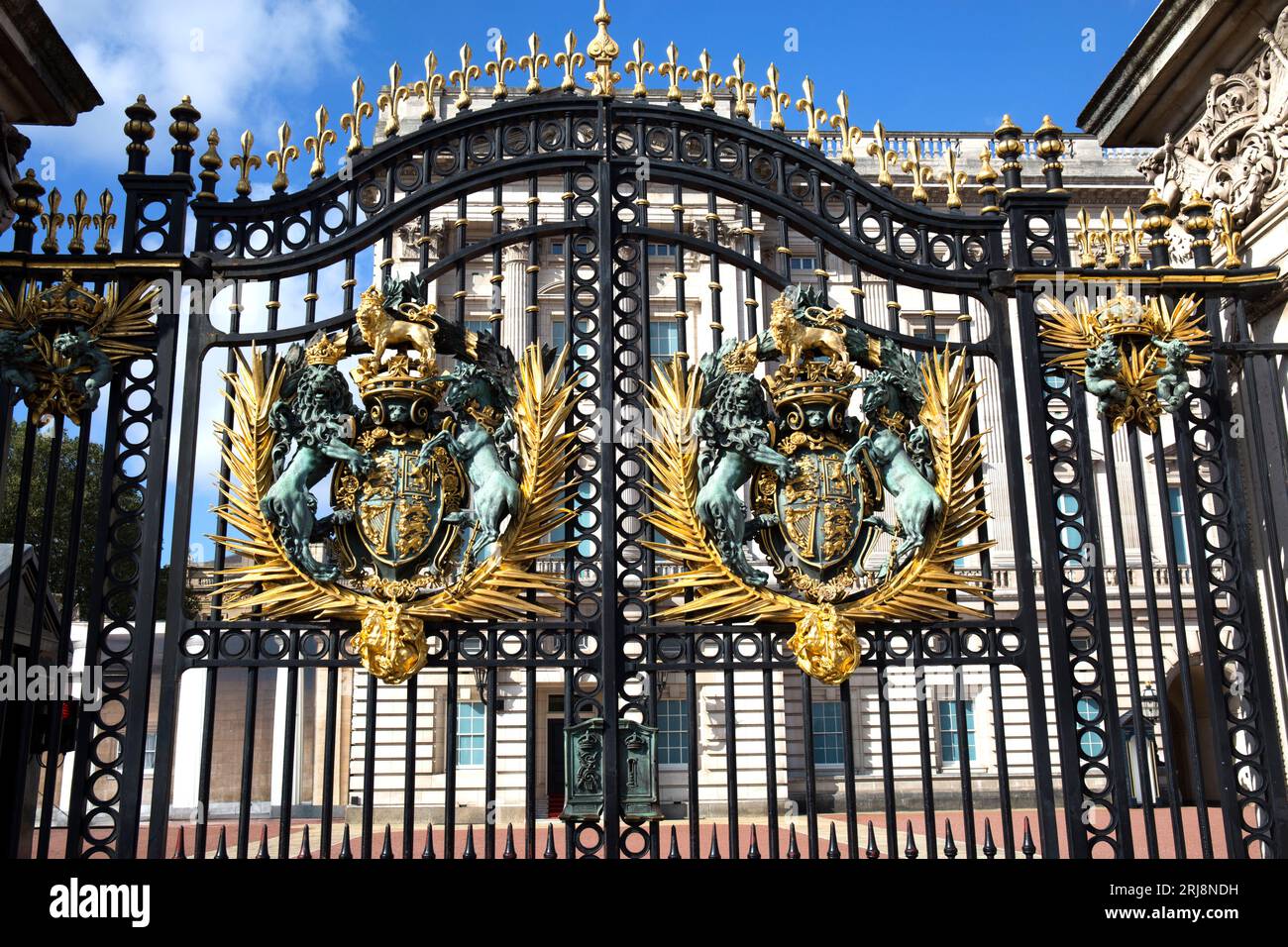 Emblem Gates Buckingham Palace London Stockfoto