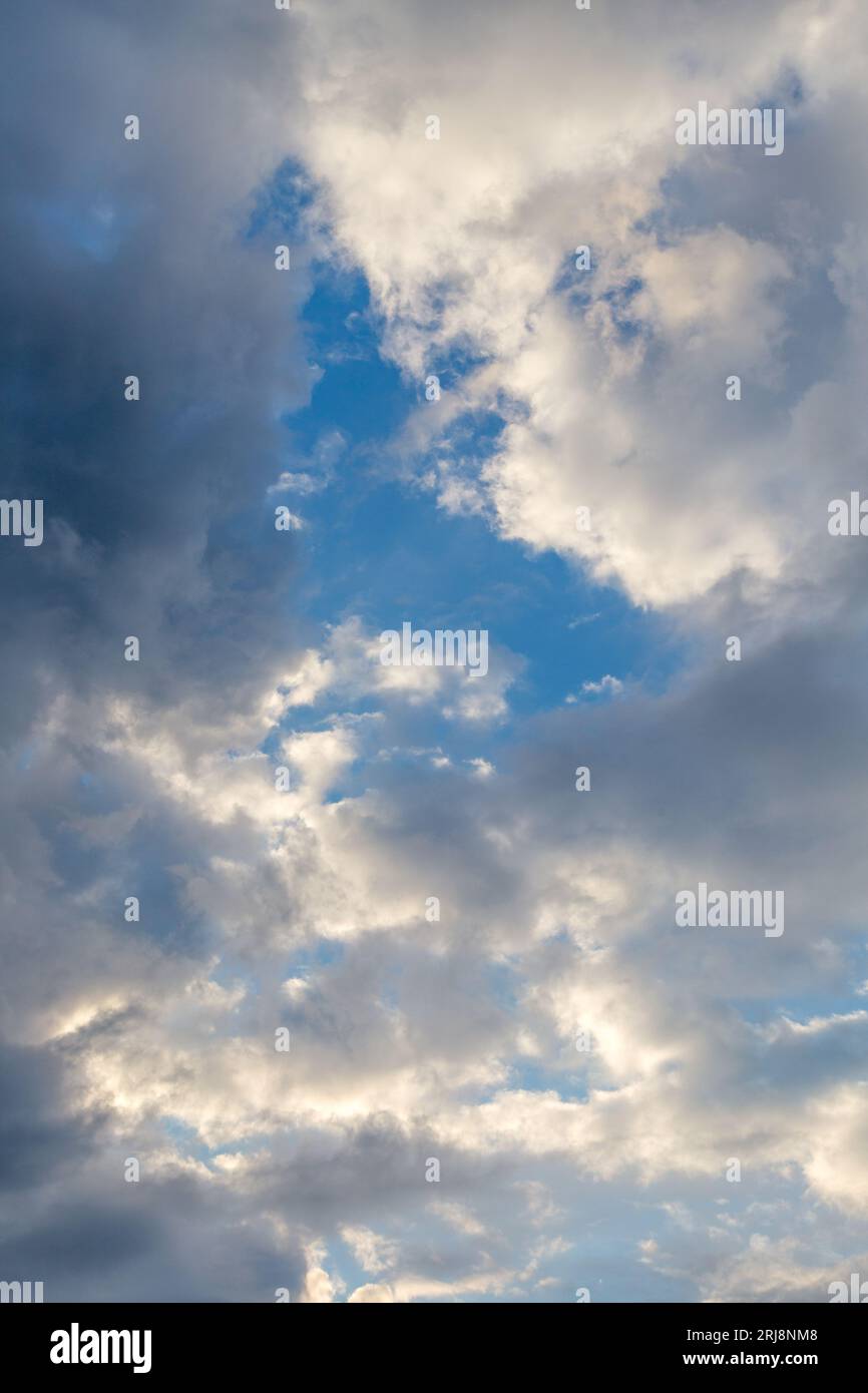 Dunkle Wolken mit weißen Schwellungen und teilweise blauem Himmel, erwartet Regen und schlechtes Wetter Stockfoto