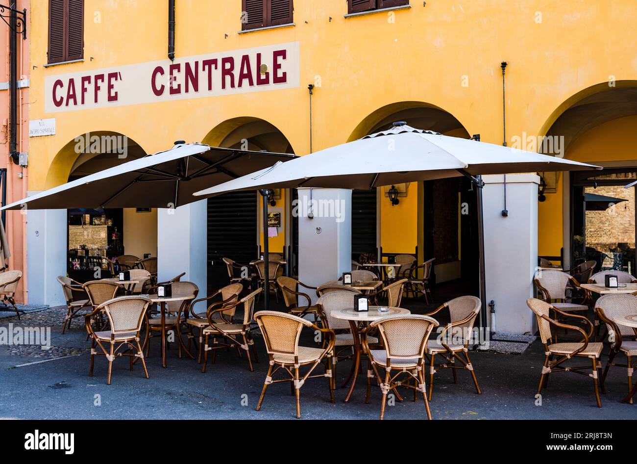 Ein Café mit Tischen im Freien vor dem mittelalterlichen Schloss „Rocca Sanvitale“, Stadtzentrum von Fontanellato, Provinz Parma, Emilia Romagna, Italien Stockfoto