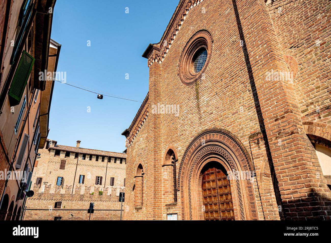 Die Kirche Santa Croce (Heiliges Kreuz), erbaut im 15. Jahrhundert im gotischen Stil, im Stadtzentrum von Fontanellato, Provinz Parma, Italien Stockfoto