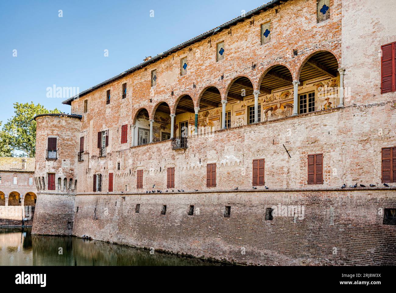 Mit Fresken geschmückte Loggia der mittelalterlichen Burg „Rocca Sanvitale“ im Stadtzentrum von Fontanellato, erbaut im 12. Jahrhundert, Provinz Parma, Italien Stockfoto