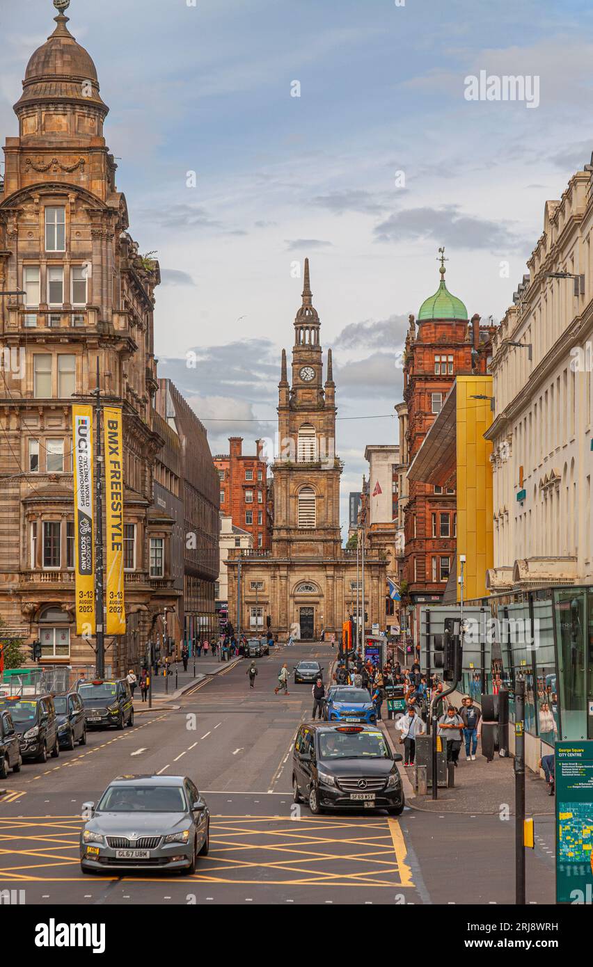 Sehen Sie die West George Street in Glasgow, Schottland hinunter in Richtung des denkmalgeschützten Gebäudes, der St George's Tron Church, William stark (1807), dem Merchnt House. Stockfoto
