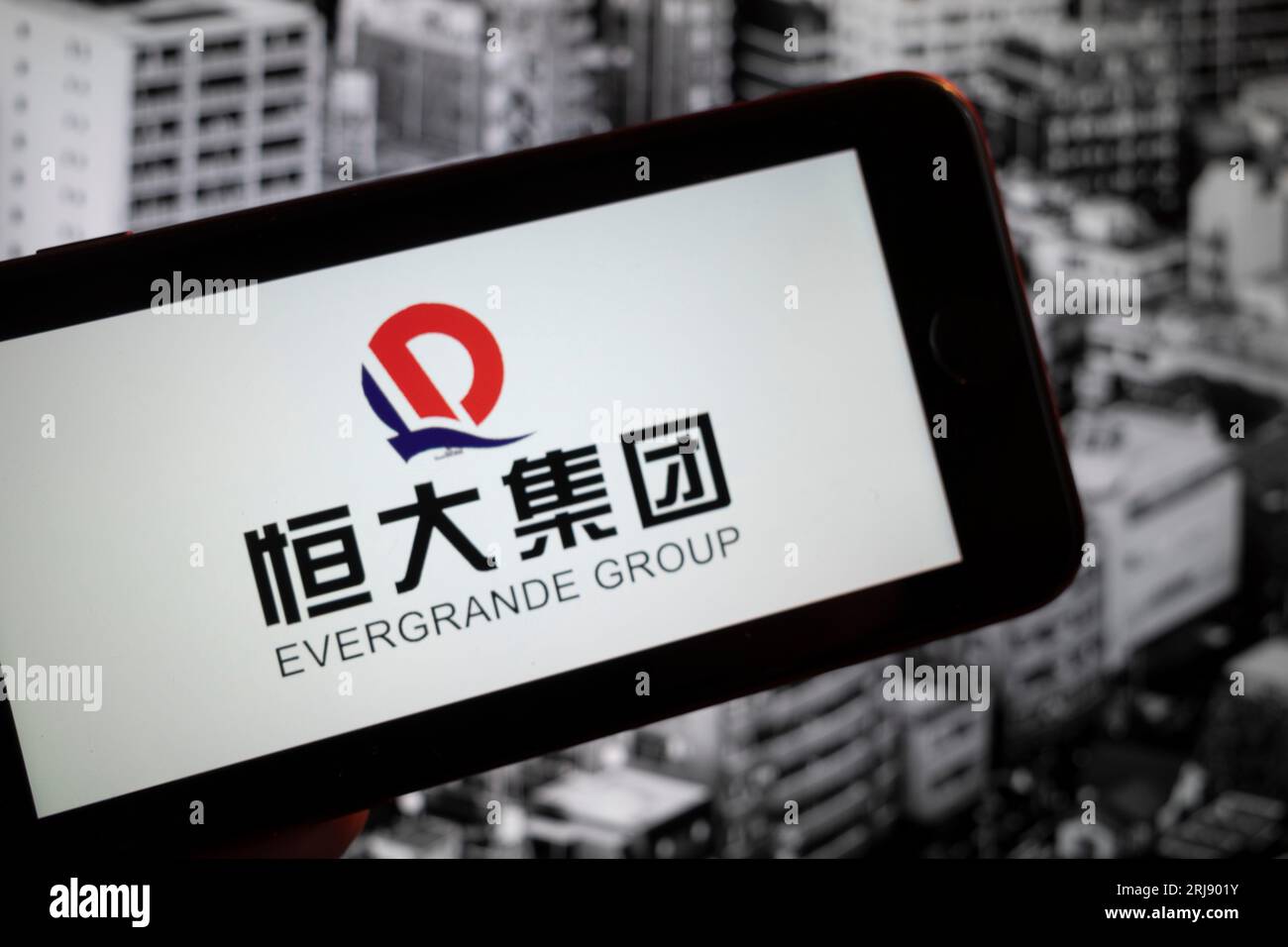 New York, New York, USA. August 2023. Das Logo der chinesischen Evergrande Group, einer großen Immobilienentwickler- und Investmentgesellschaft in der Volksrepublik China. Evergrande hat kürzlich in New York den Konkurs erklärt und ist in eine überschuldete Vermögensblase verwickelt, die Chinas Wirtschaftswachstum bedroht. (Bild: © Taidgh Barron/ZUMA Press Wire) NUR REDAKTIONELLE VERWENDUNG! Nicht für kommerzielle ZWECKE! Stockfoto