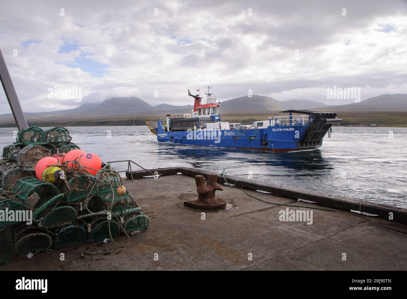 Die kleine Autofähre von Port Askaig auf der Insel Islay nach Feolin an der Südspitze des Jura Stockfoto