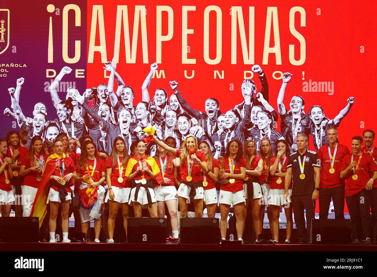 Madrid, Spanien. August 2023. Die Spieler der spanischen Fußballmannschaft der Frauen während der Feierlichkeiten auf der Plaza del Rey in Madrid am 22. August 2023. Las Jugadoras de la Seleccion femenina de futbol de España celebran el titulo de Campeonas del Mundo en Madrid Credit: CORDON PRESS/Alamy Live News Stockfoto