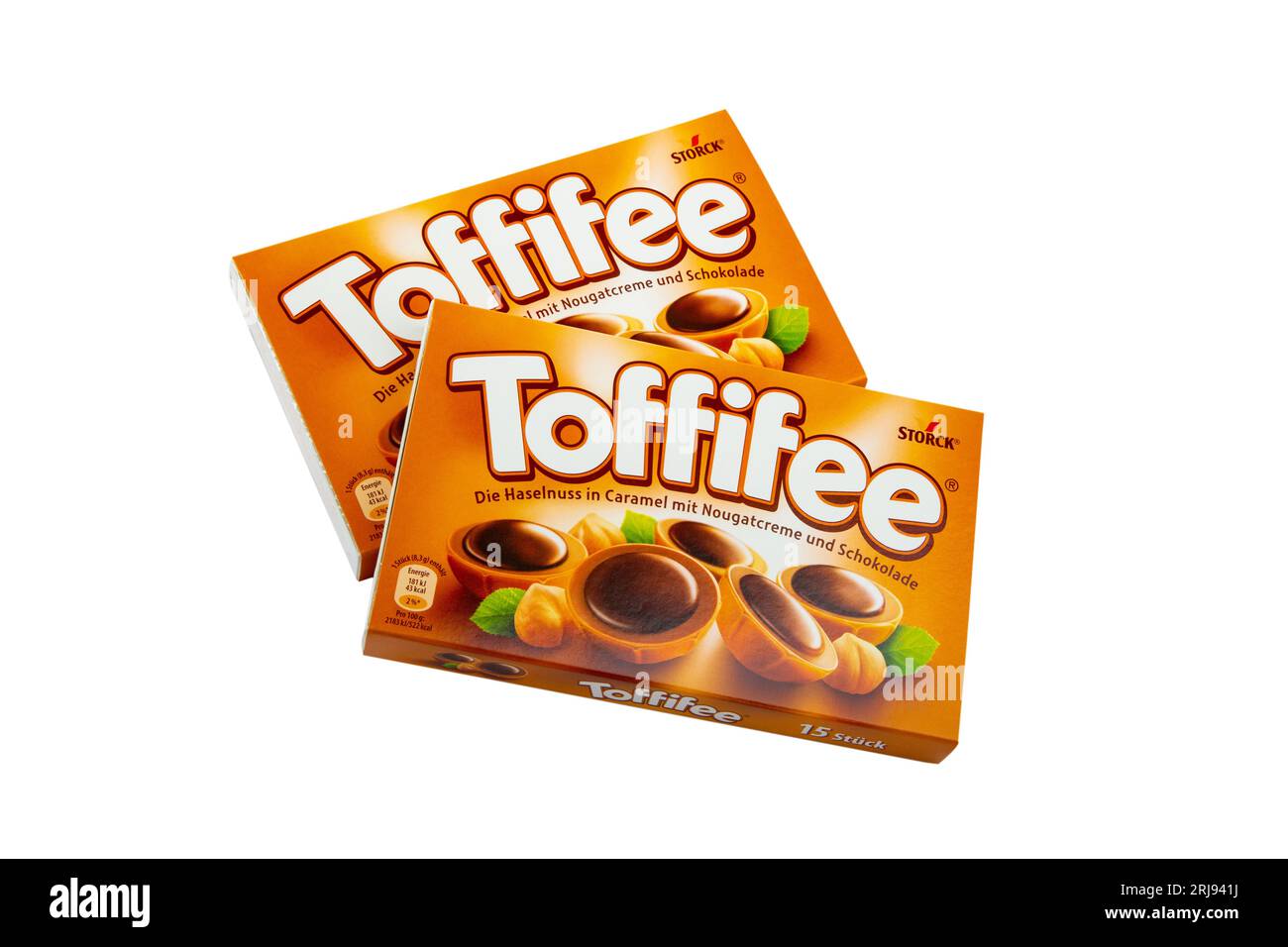 WETZLAR, HESSEN, DEUTSCHLAND 04-06-2023: Packung Toffifee Süßigkeiten. Eine Haselnuss in Karamell mit cremigem Nougat und Schokolade auf Weiß Stockfoto