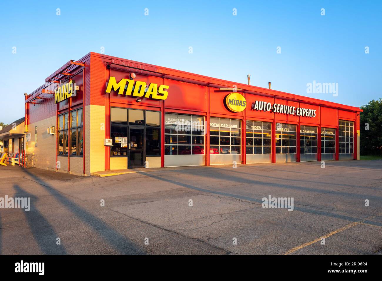 Yorkville, New York - 9. August 2023: Landscape Evening View of Midas Auto Service Center. Stockfoto