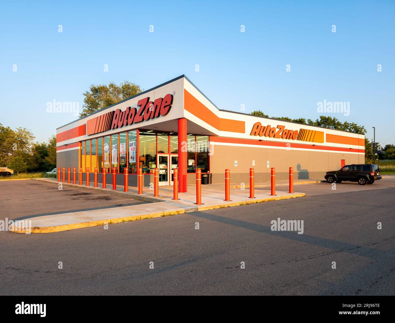 Yorkville, New York - 9. August 2023: Landscape Evening View of AutoZone Auto Parts Store, der größte Aftermarket Automotive Parts and Accessor Stockfoto