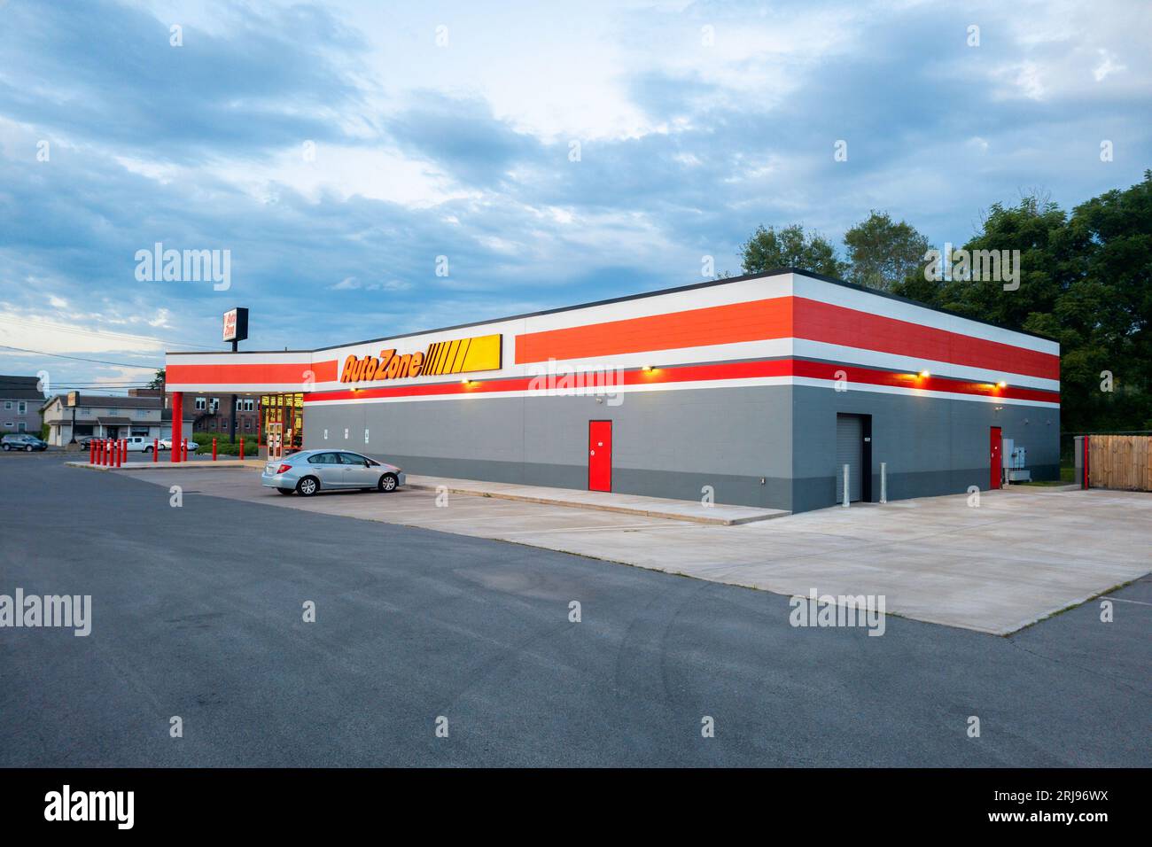 Yorkville, New York - 9. August 2023: Landschaftsansicht des AutoZone Auto Parts Store, dem größten Aftermarket Automotive Parts and Accesso Stockfoto