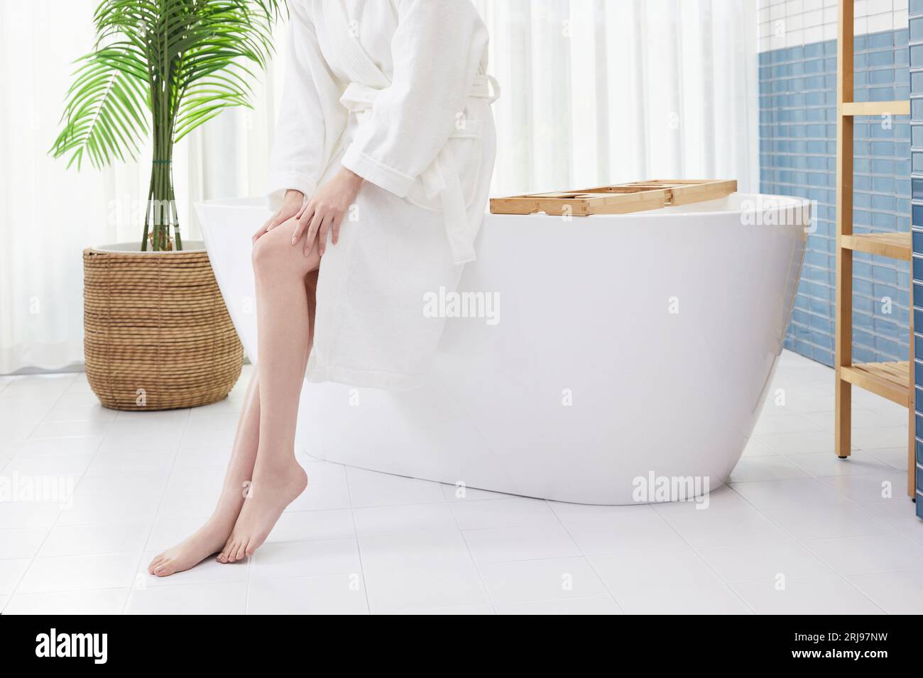 Beauty Concept Foto von koreanerin asain schöne Frau, die an der Badewanne sitzt Stockfoto