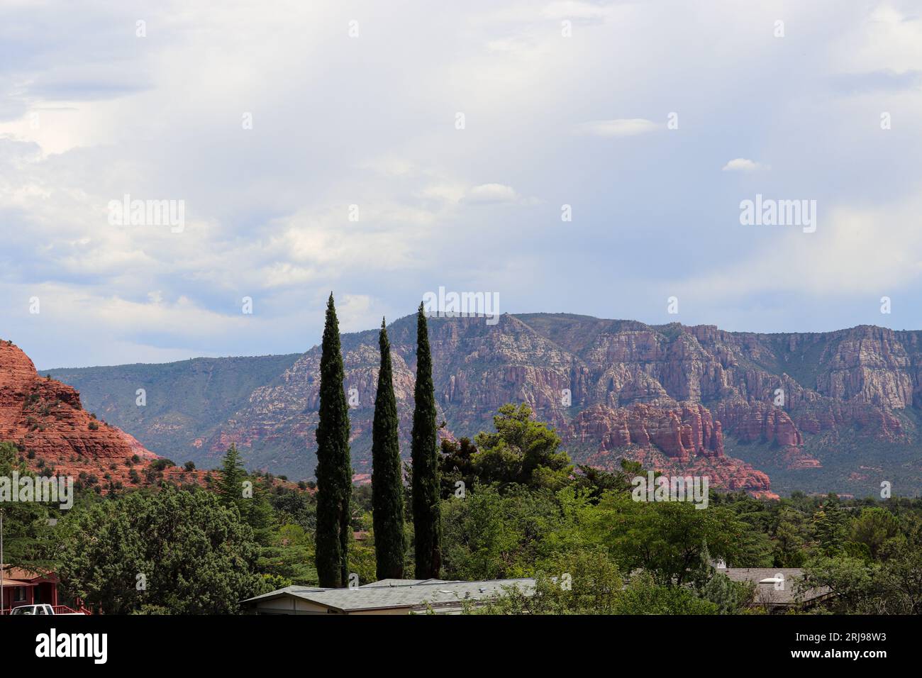 Blick über die Stadt und die Berge vom Amitabha Peace Park in Sedona, Arizona. Stockfoto