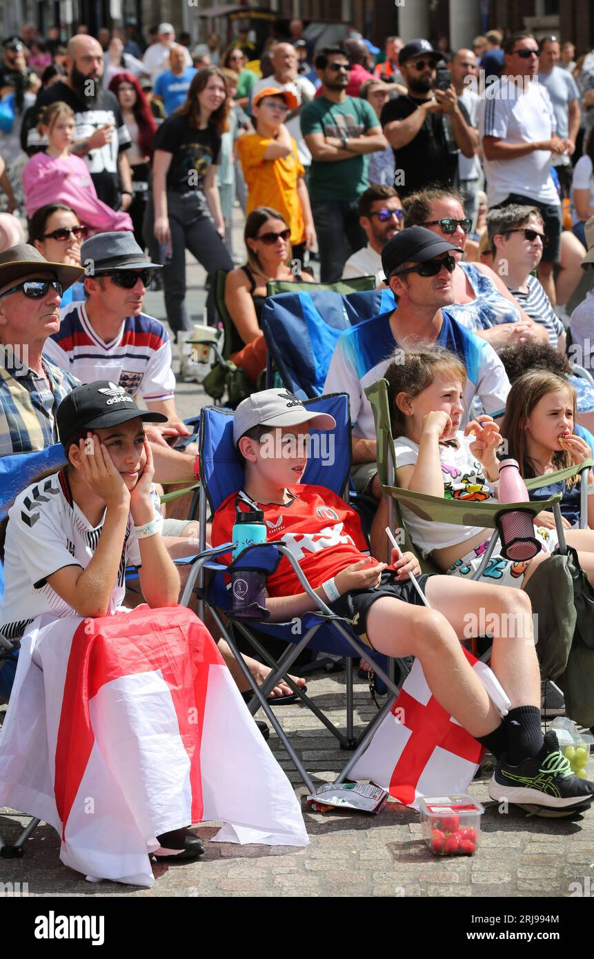 Ipswich, Großbritannien. August 2023. England-Fans, die Fußballtrikots tragen und England-Flaggen zeigen, treffen sich im Stadtzentrum, um das Finale der FIFA-Weltmeisterschaft auf einer Großleinwand zu sehen. Die englische Fußballmannschaft womenís tritt mit Spanien in Sydney beim WM-Finale an, das gemeinsam von Australien und Neuseeland ausgetragen wird. (Foto: Martin Pope/SOPA Images/SIPA USA) Credit: SIPA USA/Alamy Live News Stockfoto