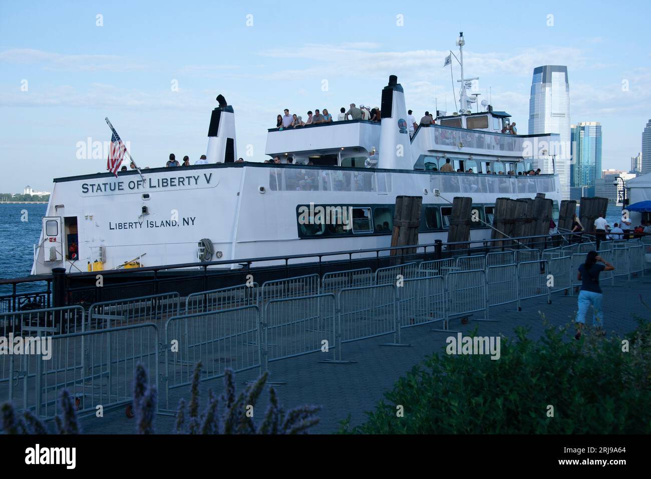 Personen, die an Bord einer Fähre zur Freiheitsstatue gehen, East River New York City 2009 Stockfoto